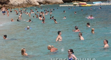 NEMA VIŠE RUČNIKA NA PLAŽAMA; U Brelima riješili problem rezervacije