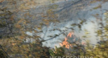 Ljubuški: Požar u Gornjim Radišićima i dalje aktivan