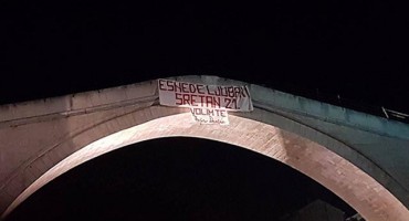 Mostar: Rođendanska čestitka na Starom mostu