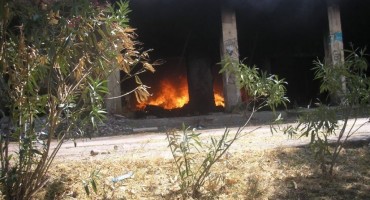 U Mostaru gori napušteni hotel, vatra zahvatila i automobile