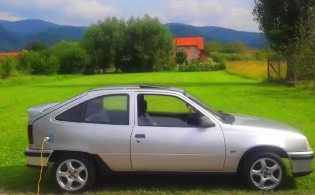 Pogledajte kako je Mostarac preradio Opel Kadetta u automobil s električnim pogonom