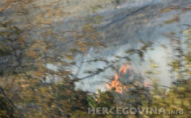 Ljubuški: Požar u Gornjim Radišićima i dalje aktivan
