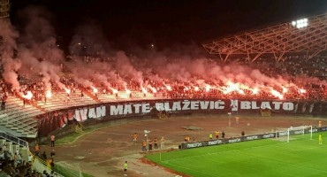 Torcida upalila baklje i napustila Sjever