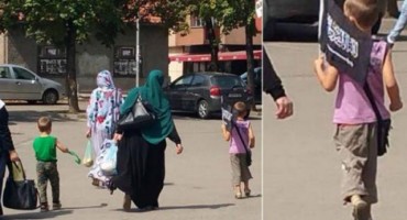 Dječak se hladno šeta sa zastavom koja neodoljivo podsjeća na ISIL-ovu