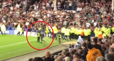 TKO JE UTRČAO NA TEREN? Pojavila se snimka koja baca potpuno drugo svjetlo na nerede u Liverpoolu