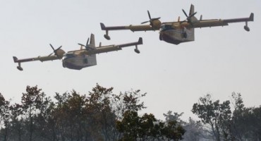 Pogledajte bliski susret kanadera s izletničkim brodom