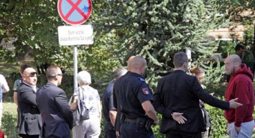 Skandal: Amerikanka pokazala Bakiru Izetbegoviću srednji prst pa završila u policiji!