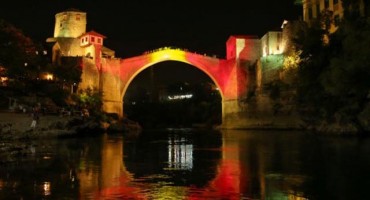 Mostar: Stari most u bojama Španjolske