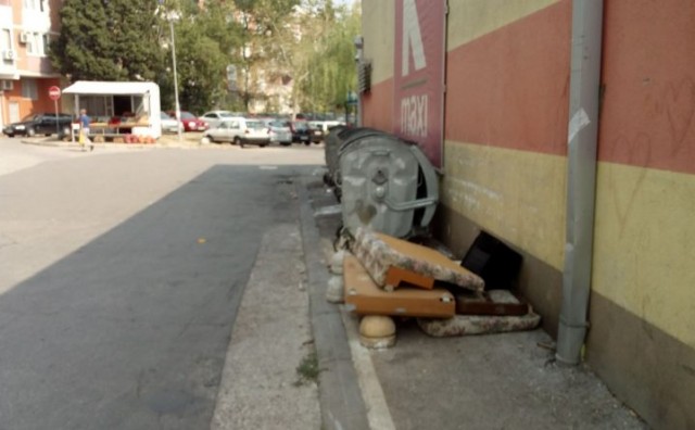 Mostar: Stari kauči svakodnevan prizor na ulicama grada