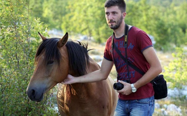 Ovaj mladi Mostarac brine za divlje konje na Bilima i spašava ih od žeđi