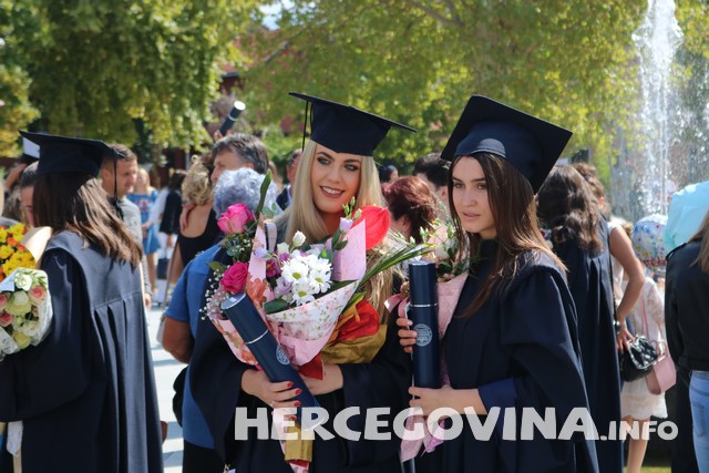 FPMOZ: Pogledajte kako je bilo nakon dodjela diploma ispred Hrvatskog doma Herceg Stjepan Kosača