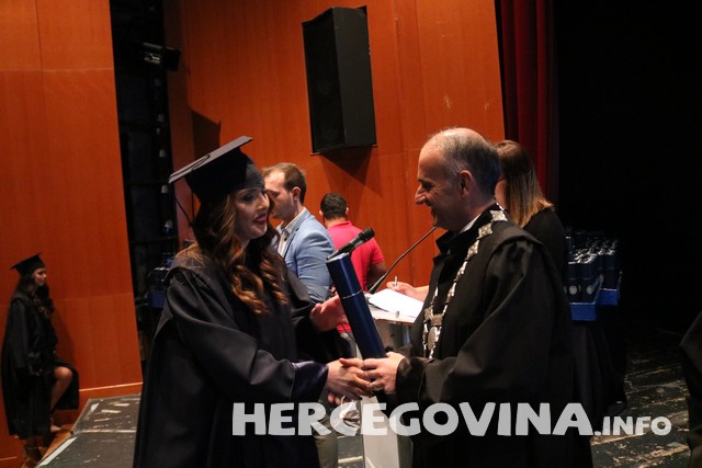 FPMOZ: Pogledajte tko je sve danas dobio diplomu na svečanoj promociji diplomanata