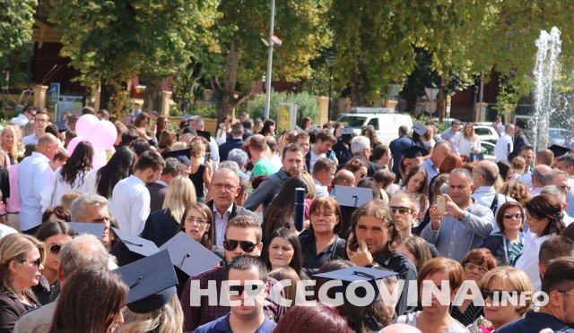 FPMOZ: Pogledajte kako je bilo nakon dodjela diploma ispred Hrvatskog doma Herceg Stjepan Kosača