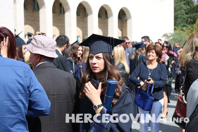 FPMOZ: Pogledajte kako je bilo nakon dodjela diploma ispred Hrvatskog doma Herceg Stjepan Kosača