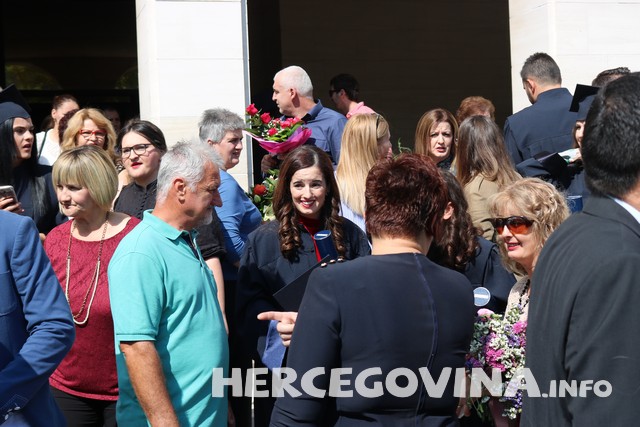 FPMOZ: Pogledajte kako je bilo nakon dodjela diploma ispred Hrvatskog doma Herceg Stjepan Kosača