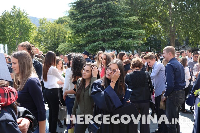 FPMOZ: Pogledajte kako je bilo nakon dodjela diploma ispred Hrvatskog doma Herceg Stjepan Kosača