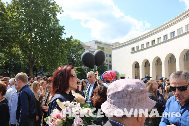 FPMOZ: Pogledajte kako je bilo nakon dodjela diploma ispred Hrvatskog doma Herceg Stjepan Kosača
