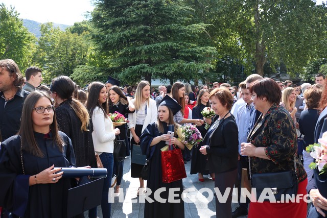 FPMOZ: Pogledajte kako je bilo nakon dodjela diploma ispred Hrvatskog doma Herceg Stjepan Kosača