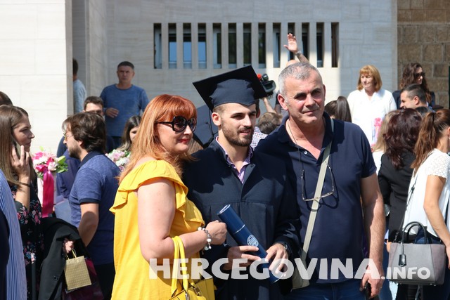 FPMOZ: Pogledajte kako je bilo nakon dodjela diploma ispred Hrvatskog doma Herceg Stjepan Kosača