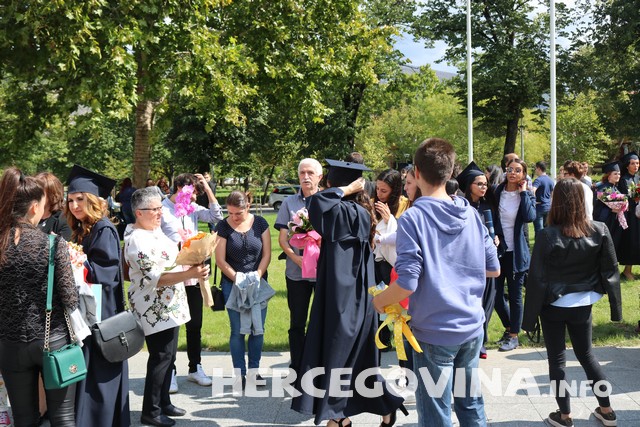 FPMOZ: Pogledajte kako je bilo nakon dodjela diploma ispred Hrvatskog doma Herceg Stjepan Kosača