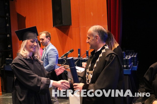 FPMOZ: Pogledajte tko je sve danas dobio diplomu na svečanoj promociji diplomanata