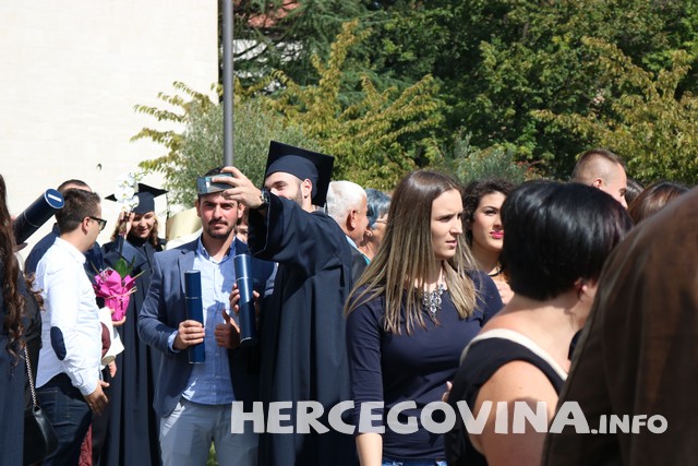 FPMOZ: Pogledajte kako je bilo nakon dodjela diploma ispred Hrvatskog doma Herceg Stjepan Kosača
