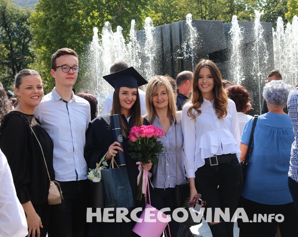 FPMOZ: Pogledajte kako je bilo nakon dodjela diploma ispred Hrvatskog doma Herceg Stjepan Kosača