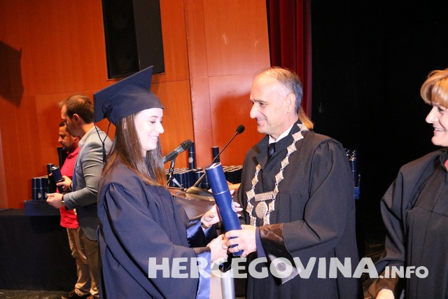 FPMOZ: Pogledajte tko je sve danas dobio diplomu na svečanoj promociji diplomanata