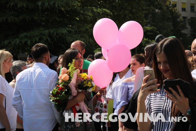 FPMOZ: Pogledajte kako je bilo nakon dodjela diploma ispred Hrvatskog doma Herceg Stjepan Kosača