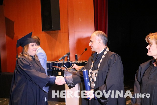 FPMOZ: Pogledajte tko je sve danas dobio diplomu na svečanoj promociji diplomanata