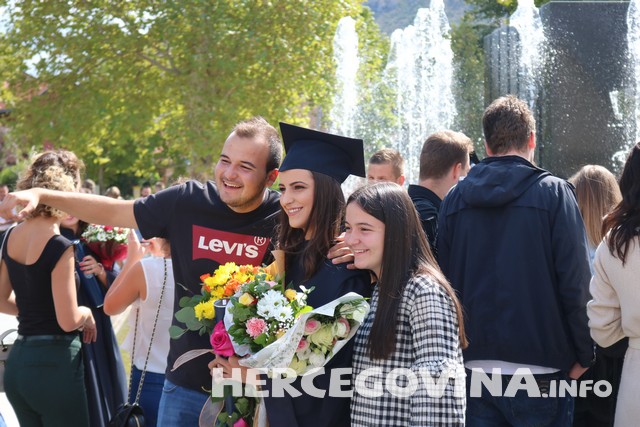 FPMOZ: Pogledajte kako je bilo nakon dodjela diploma ispred Hrvatskog doma Herceg Stjepan Kosača