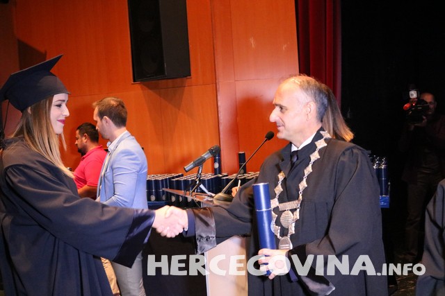 FPMOZ: Pogledajte tko je sve danas dobio diplomu na svečanoj promociji diplomanata