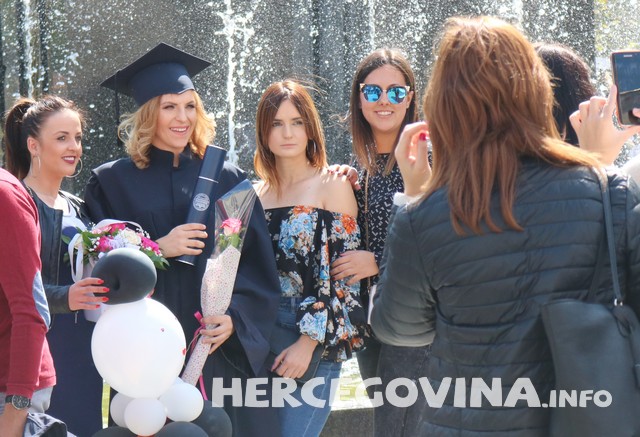 FPMOZ: Pogledajte kako je bilo nakon dodjela diploma ispred Hrvatskog doma Herceg Stjepan Kosača