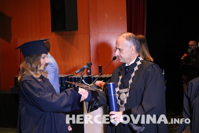 FPMOZ: Pogledajte tko je sve danas dobio diplomu na svečanoj promociji diplomanata