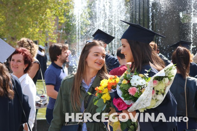 FPMOZ: Pogledajte kako je bilo nakon dodjela diploma ispred Hrvatskog doma Herceg Stjepan Kosača