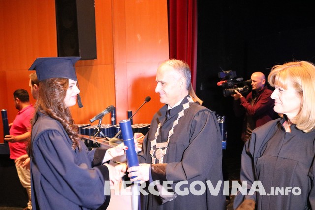 FPMOZ: Pogledajte tko je sve danas dobio diplomu na svečanoj promociji diplomanata