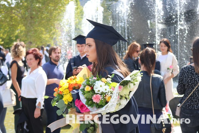 FPMOZ: Pogledajte kako je bilo nakon dodjela diploma ispred Hrvatskog doma Herceg Stjepan Kosača