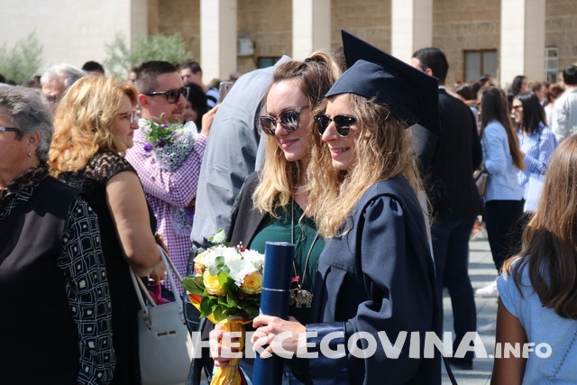 FPMOZ: Pogledajte kako je bilo nakon dodjela diploma ispred Hrvatskog doma Herceg Stjepan Kosača