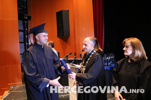 FPMOZ: Pogledajte tko je sve danas dobio diplomu na svečanoj promociji diplomanata
