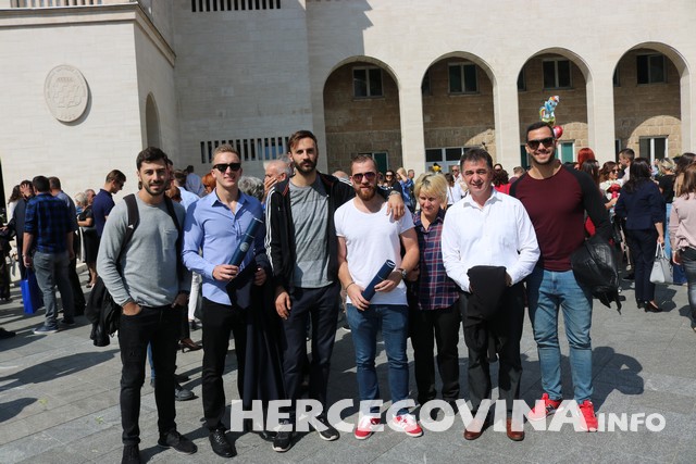 FPMOZ: Pogledajte kako je bilo nakon dodjela diploma ispred Hrvatskog doma Herceg Stjepan Kosača