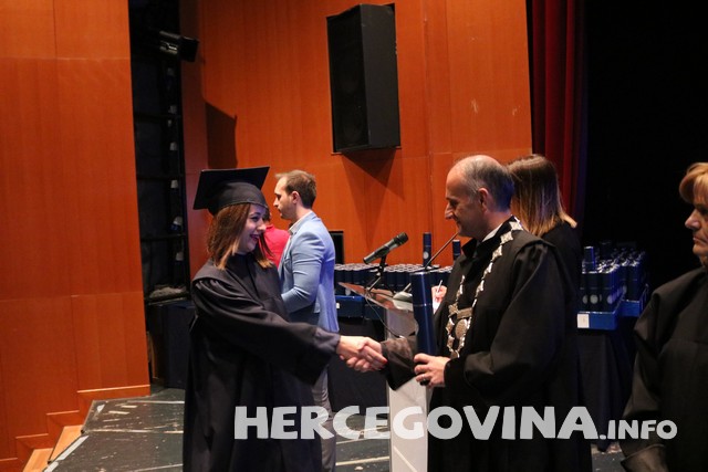 FPMOZ: Pogledajte tko je sve danas dobio diplomu na svečanoj promociji diplomanata