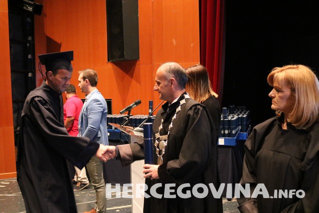FPMOZ: Pogledajte tko je sve danas dobio diplomu na svečanoj promociji diplomanata