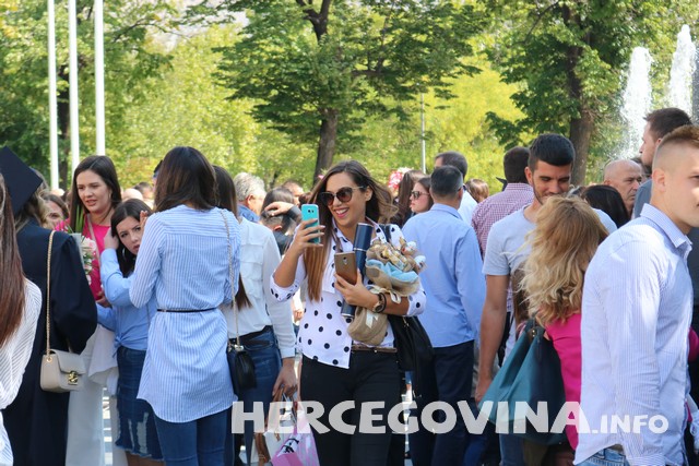 FPMOZ: Pogledajte kako je bilo nakon dodjela diploma ispred Hrvatskog doma Herceg Stjepan Kosača