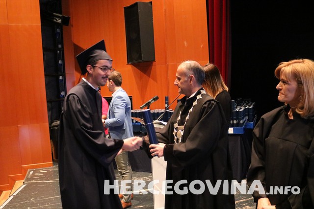 FPMOZ: Pogledajte tko je sve danas dobio diplomu na svečanoj promociji diplomanata