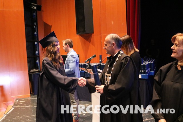 FPMOZ: Pogledajte tko je sve danas dobio diplomu na svečanoj promociji diplomanata