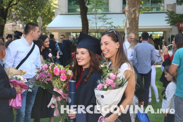 FPMOZ: Pogledajte kako je bilo nakon dodjela diploma ispred Hrvatskog doma Herceg Stjepan Kosača