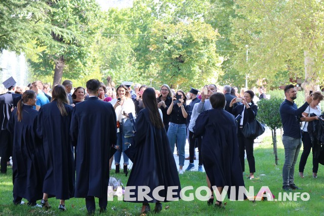 FPMOZ: Pogledajte kako je bilo nakon dodjela diploma ispred Hrvatskog doma Herceg Stjepan Kosača