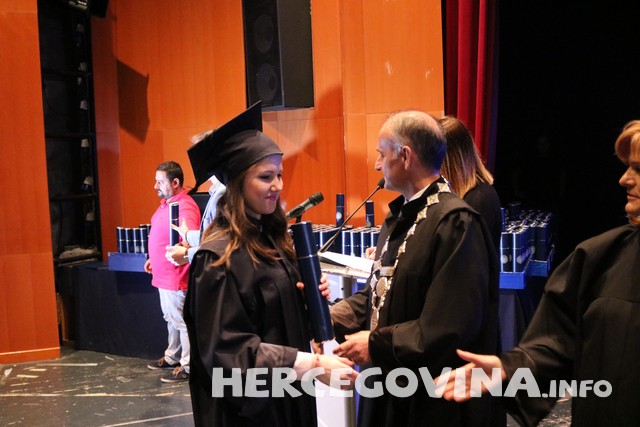 FPMOZ: Pogledajte tko je sve danas dobio diplomu na svečanoj promociji diplomanata