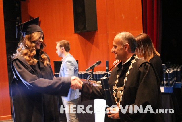 FPMOZ: Pogledajte tko je sve danas dobio diplomu na svečanoj promociji diplomanata