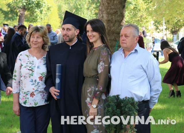 FPMOZ: Pogledajte kako je bilo nakon dodjela diploma ispred Hrvatskog doma Herceg Stjepan Kosača